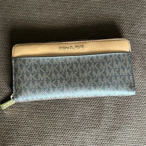 Michael kors wallet. Brown